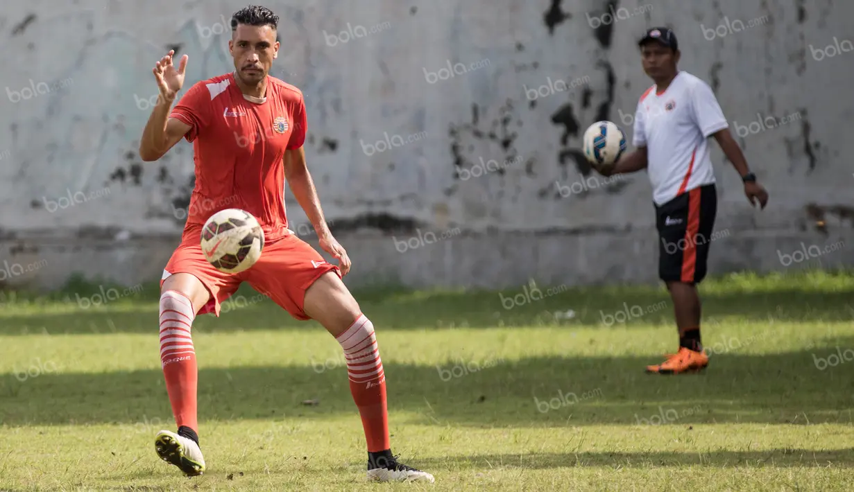 Bek Persija Jakarta, William Pacheco, menerima umpan saat latihan di Lapangan Villa 2000 Pamulang, Tangerang Selatan, Jumat (8/4/2016). (Bola.com/Vitalis Yogi Trisna)