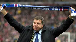 Blackburn Rovers new manager Sam Allardyce takes to the pitch before the Premier league match against Stoke City at Ewood Park, Blackburn, on December 20, 2008. AFP PHOTO/ANDREW YATES