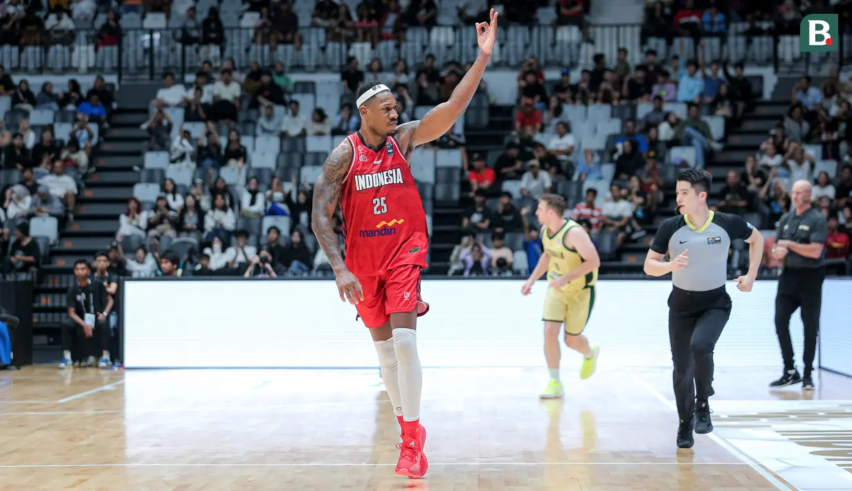 Pemain Timnas Basket Indonesia, Lester Prosper melakukan selebrasi setelah melakukan Three Point saat laga Kualifikasi Piala Asia FIBA 2025 melawan Timnas Basket Australia di Indonesia Arena, Senayan, Jakarta, Minggu (25/02/2024). (Bola.com/Bagaskara Lazuardi)