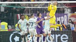 Kiper Inter Milan, Samir Handanovic, menangkap bola saat melawan Fiorentina pada laga final Coppa Italia di Stadion Olimpico, Kamis (25/5/2023). Inter Milan menang dengan skor 2-1. (AP Photo/Andrew Medichini)