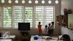 Anak-anak bermain di rumah singgah Yayasan Kasih Anak Kanker Indonesia, Jakarta, Senin (15/2). Setiap hari 700 anak terdiagnosis kanker Hal ini menunjukkan kanker sebagai penyebab utama kematian pada anak di dunia. (Liputan6.com/Faizal Fanani)