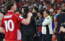 FOTO: Semringah Prabowo usai Timnas Indonesia Kalahkan Bahrain, Langsung Turun ke Lapangan Datangi Para Pemain