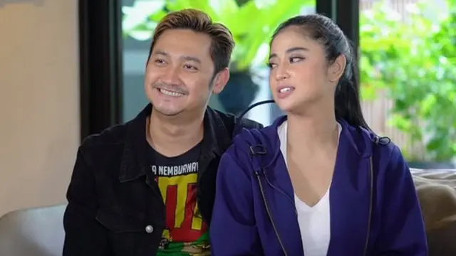 Dewi Perssik dan Angga Wijaya saat tampil di Seribu Kali Cinta The Series