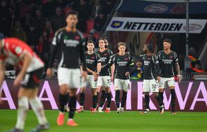 Riccardo Calafiori menutup pesta gol Arsenal saat bertandang ke markas PSV Eindhoven. Menang telak 7-1 membuat peluang Arsenal lolos ke fase berikutnya di Liga Champions 2024/2025 terbuka lebar. Pekan depan, giliran Arsenal menjamu PSV Eindhoven pada leg kedua 16 besar Liga Champions 2024/2025. (JOHN THYS/AFP)