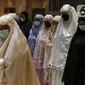 Umat muslim melaksanakan salat tarawih di Masjid Istiqlal, Jakarta, Senin (12/4/2021). Pemerintah menetapkan awal puasa atau 1 Ramadan 1442 H jatuh pada 13 April 2021 berdasarkan keputusan bulat dari berbagai ormas Islam hingga ahli astronomi dalam Sidang Isbat. (Liputan6.com/Johan Tallo)