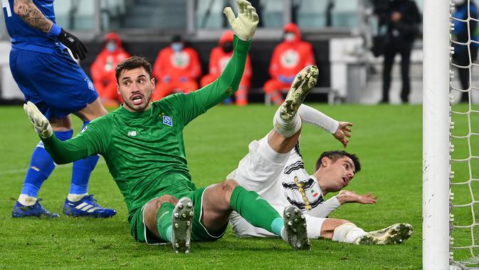 Kiper Dynamo Kiev, Heorhiy Bushchan (kiri) bereaksi setelah bertabrakan dengan pemain depan Juventus, Alvaro Morata (kanan) pada matchday kelima Grup G Liga Champions di Allianz Stadium, Kamis (3/12/2020) dinihari WIB. Juventus meraih kemenangan 3-0 atas tamunya Dynamo Kyiv. (Vincenzo PINTO / AFP)