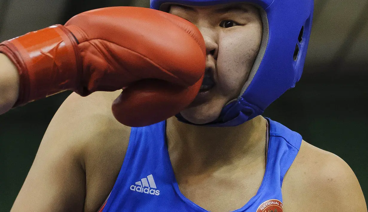 Petinju Rusia, Darima Sandakova, menerima pukulan dari petinju Hungaria, Szimonetta Pallas (merah), pada babak kualifikasi kelas 69 kilogram Bocskai Istvan International Memorial Boxing Turnamen ke-61. (EPA/Zsolt Czegledi)