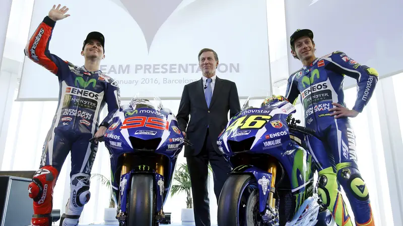 20160118-Rossi dan Lorenzo Tampak Akrab saat Pengenalan Motor YZR-M1 di Spanyol