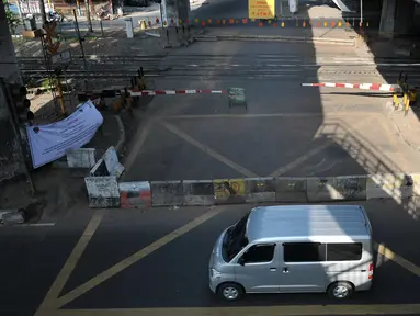 Sebuah mobil melintas di jalan Tanjung Barat, Jakarta Selatan, Jumat (16/7). Dinas Perhubungan dan Transportasi DKI Jakarta menutup permanen perlintasan sebidang di Tanjung Barat untuk mengurangi kemacetan di jalur tersebut. (Liputan6.com/Yoppy Renato)