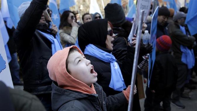 Massa etnis Uighur melakukan aksi protes terhadap pemerintah China (AP/Seth Wenig)