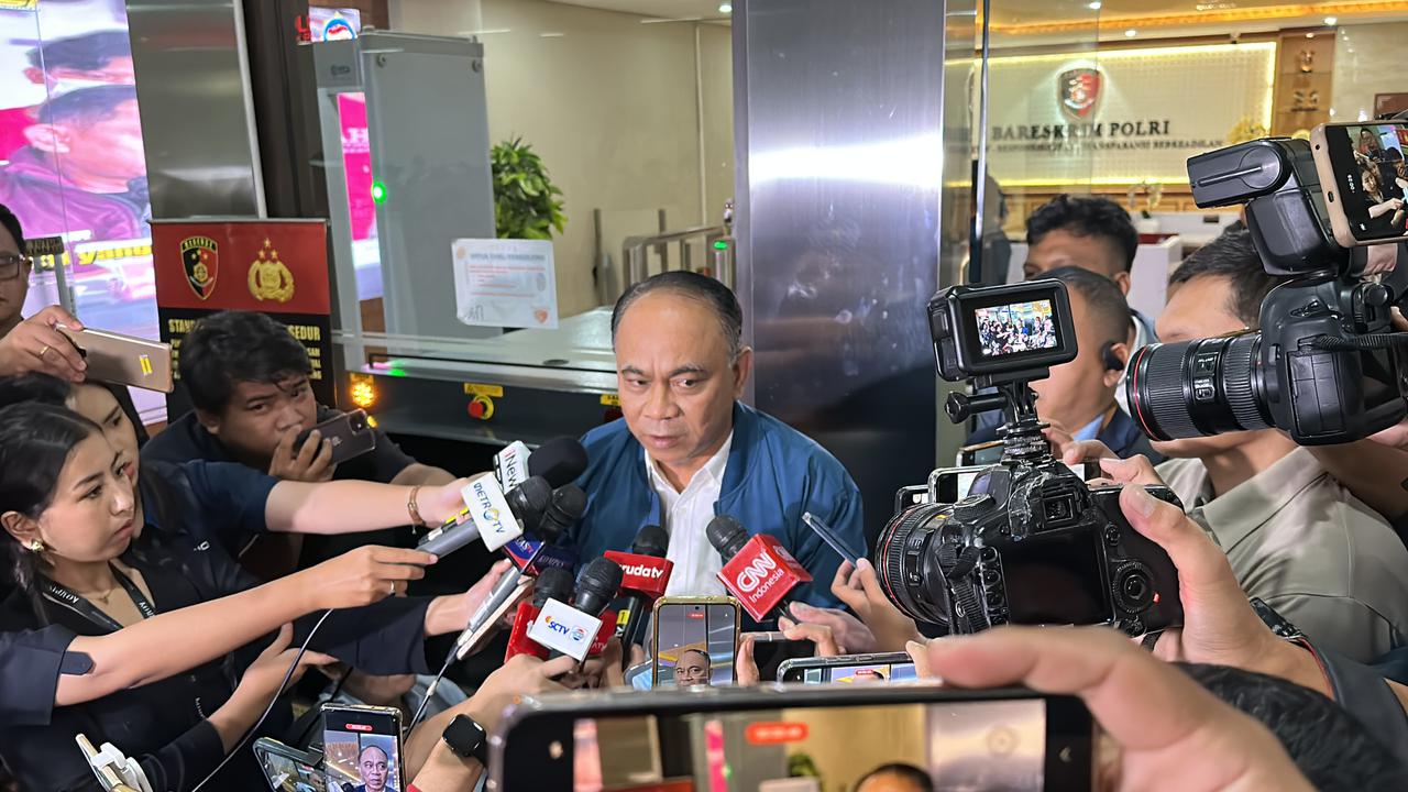 Menteri Koperasi Budi Arie Setiadi menjalani pemeriksaan di Bareskrim Polri, Jakarta Selatan, Kamis (19/12/2024). Ketua Umum Projo itu diperiksa terkait kasus judi online di Kementerian Komunikasi dan Digital (Komdigi). (Liputan6.com/Nanda Perdana Putra)