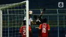 Pemain Persija Jakarta, Yann Motta Pinto menyundul bola ke gawang Borneo FC Samarinda dalam pertandingan Babak Penyisihan Grup B Piala Menpora 2021 di Stadion Kanjuruhan, Malang, Sabtu (27/3/2021). Persija menang telak atas Borneo FC Samarinda 4-0. (Bola.com/Ikhwan Yanuar)