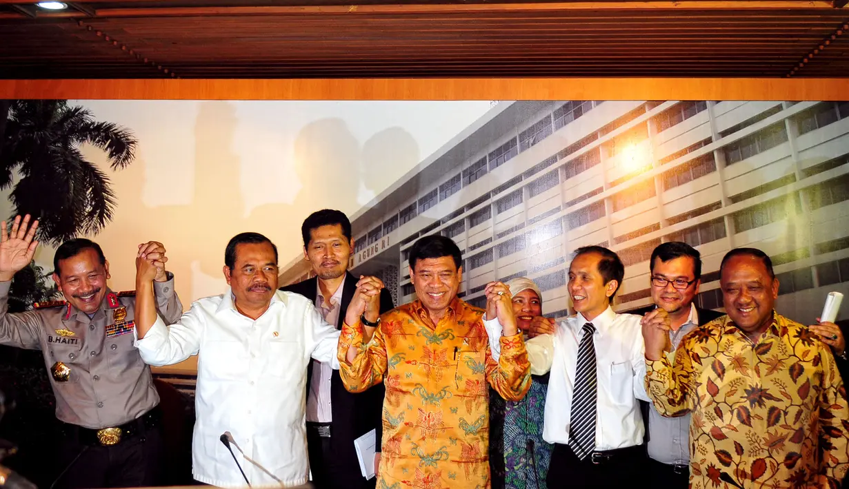 Menkopolhukam berfoto bersama Kapolri, Jaksa Agung, Komnas HAM dan Kepala BIN usai menggelar konferensi pers terkait pertemuan tertutup yang membahas pelanggaran HAM berat masa lalu, Jakarta, Selasa (21/4/2015). (Liputan6.com/Yoppy Renato)