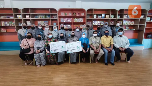 Dua guru berprestasi Al Madinah Islamic School mendapat beasiswa (Liputan6.com/Fauzan)
