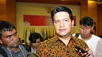 Ketua Komisi Pemilihan Umum, Husni Kamil Manik memberikan keterangan kepada wartawan usai acara penyerahan Daftar Penduduk Potensial Pemilih Pemilihan (DP4) Pilkada Serentak 2015 di Kemendagri, Jakarta, Rabu (3/6/2015). (Liputan6.com/Yoppy Renato)