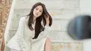 Kembali dengan nuansa serba putih, di sini Song Hye Kyo tampil mengenakan blazer putih dengan midi-skirt senada. Ia mengenakan boots hitam dan riasan smoky eyes yang walaupun kontras, tak menimbulkan kesan berlebihan. Foto: Instagram @kyo1122.
