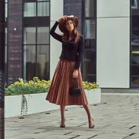 Rok pleats atau rok plisket adalah salah satu fashion item yang punya daya tarik tersendiri. (foto/dok: freepik/fxquardo)