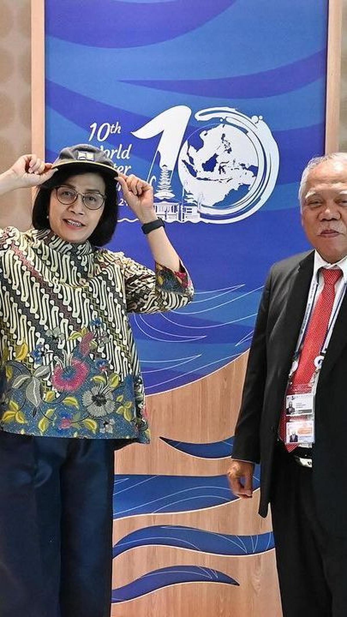 Sri Mulyani kemudian mencoba topi tersebut yang disebutnya legendaris.<br>