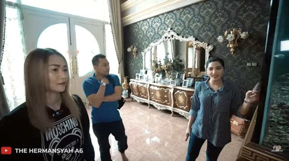 7 Potret Ruang Tamu Rumah Inul Daratista yang Bernuansa Klasik Modern