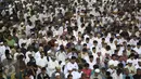 Ribuan umat muslim mengikuti salat Idul Fitri di Masjid Istiqlal, Jakarta, Rabu (6/7). Wapres Jusuf Kalla dan Ketua MPR Zulkifli Hasan serta sejumlah anggota kabinet juga melaksanakan salat Ied di masjid tersebut. (Liputan6.com/Faizal Fanani)