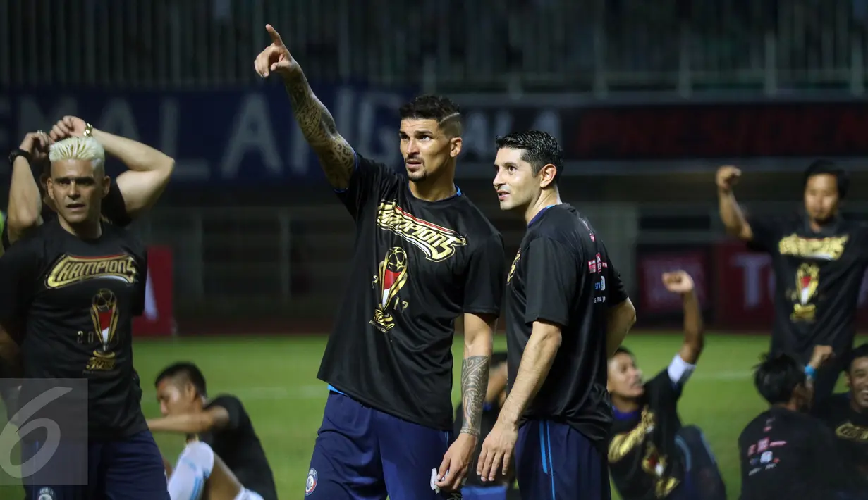 Bek Arema FC, Arthur Cunha da Rocha menunjuk ke atas usai laga final melawan PBFC di Stadion Pakansari, Kab Bogor, Minggu (12/3). Arema menang 5-1 atas PBFC dan berhasil merengkuh trofi Piala Presiden. (Liputan6.com/Helmi Fithriansyah) 