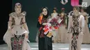 Sejumlah model membawakan koleksi  bertajuk "“Wairinding" berjalan bersama desainer Gita Orlin pada ajang Indonesia Fashion Week (IFW) 2019 di Jakarta Convention Center, Kamis (28/3). (Liputan6.com/Faizal Fanani)