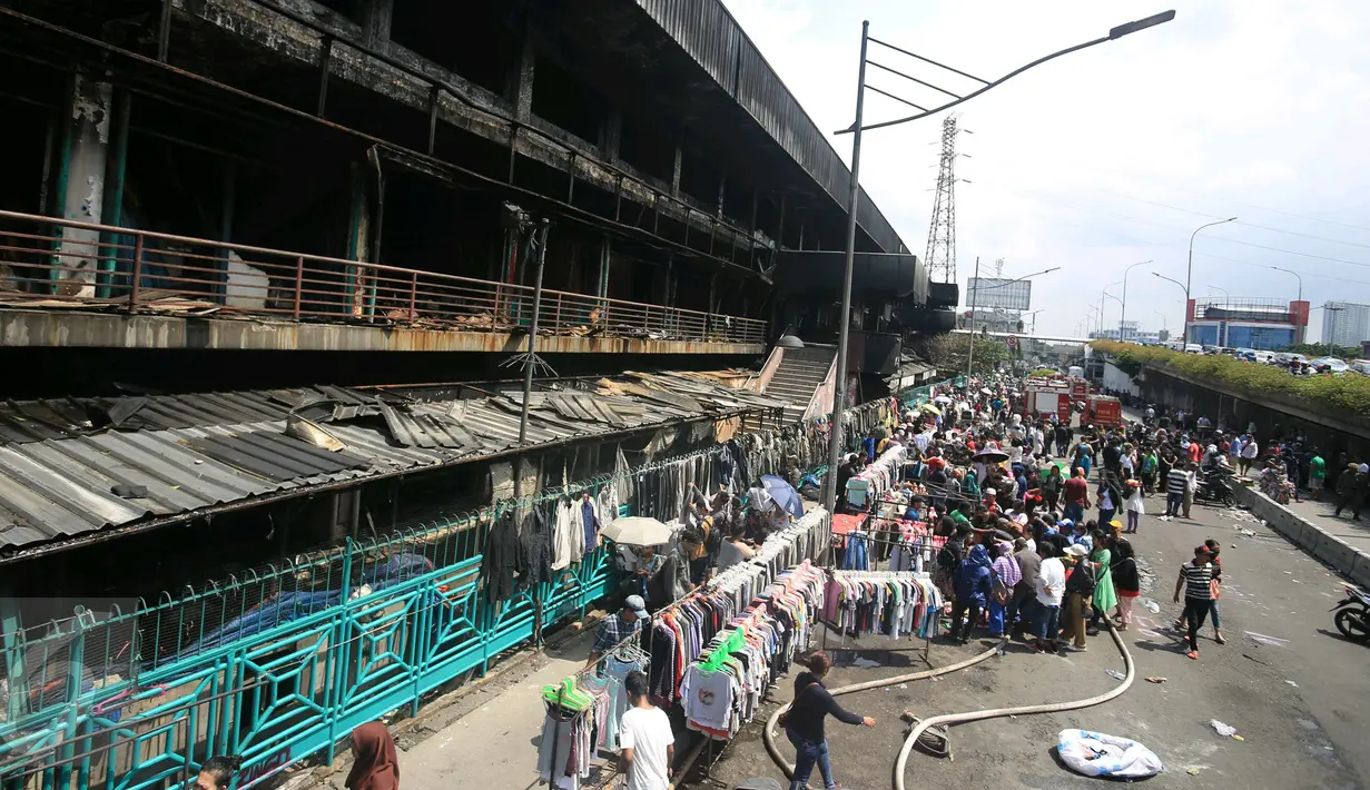 Suasana di luar pasar senen, Jakarta, Sabtu (21/1). Pasca kebakaran tidak membuat para pedangang putus asa, sebagian dri mereka ada yang tetap berjualan meskipun harua di bahu jalan. (Liputan6.com/Angga Yuniar)