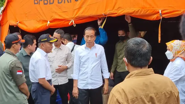 Presiden Jokowo mengunjungi tenda pengungsian korban terdampak kebakaran Depo Pertamina Plumpang Jakarta Utara.