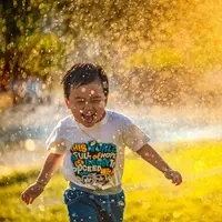 Ilustrasi anak bermain air. (Photo by MI PHAM on Unsplash)