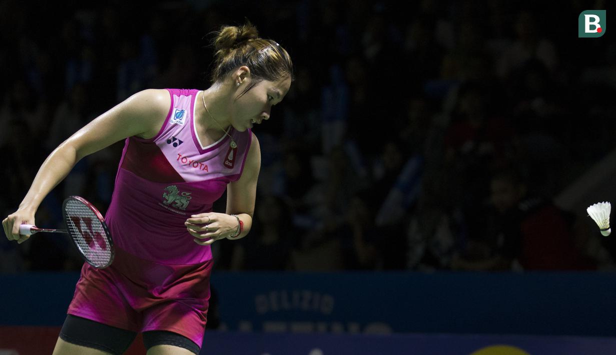 Penguasaan lapangan yang baik membuat Ratchanok Intanon bisa menyusul ketertinggalan poin dan menutup gim pertama dengan 21-14. (Bola.com/Peksi Cahyo)