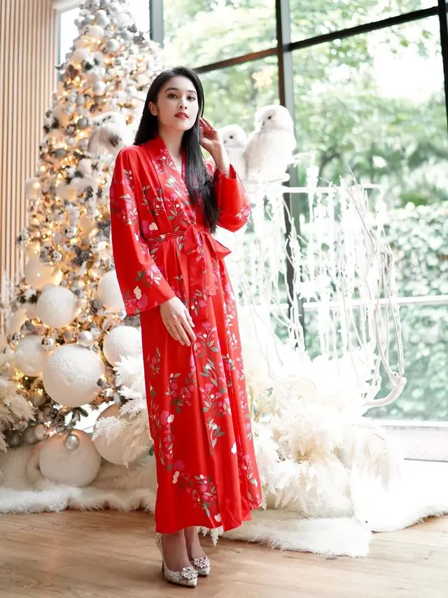 7 Gaya Seleb Pakai Busana Warna Merah Khas Imlek, Bisa Jadi Inspirasi