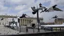 Merpati terbang di alun-alun Bolivar di mana panggung disiapkan untuk upacara pelantikan presiden mendatang di Bogota, Kolombia, Kamis, 4 Agustus 2022. Presiden terpilih Gustavo Petro akan dilantik pada 7 Agustus 2022 mendatang. (AP Photo/Fernando Vergara)