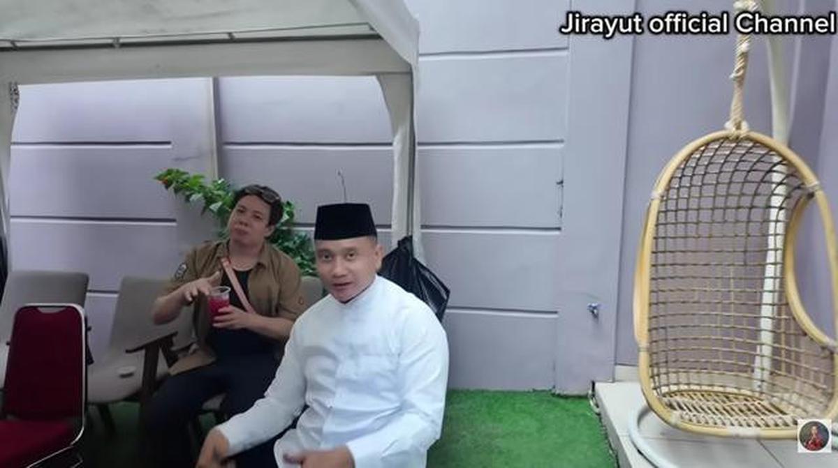 9 Potret Halaman Belakang Rumah Jirayut di Indonesia, Nyaman untuk Acara Keluarga