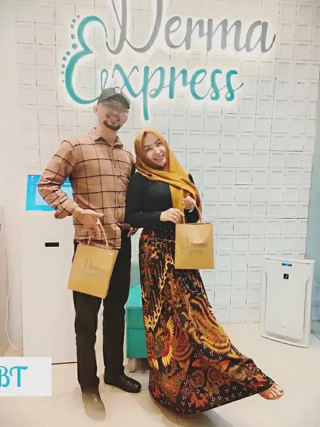 6 Potret Roro Fitria dan Suami Usai Menikah, Ajak Bikin Video Klip Bareng