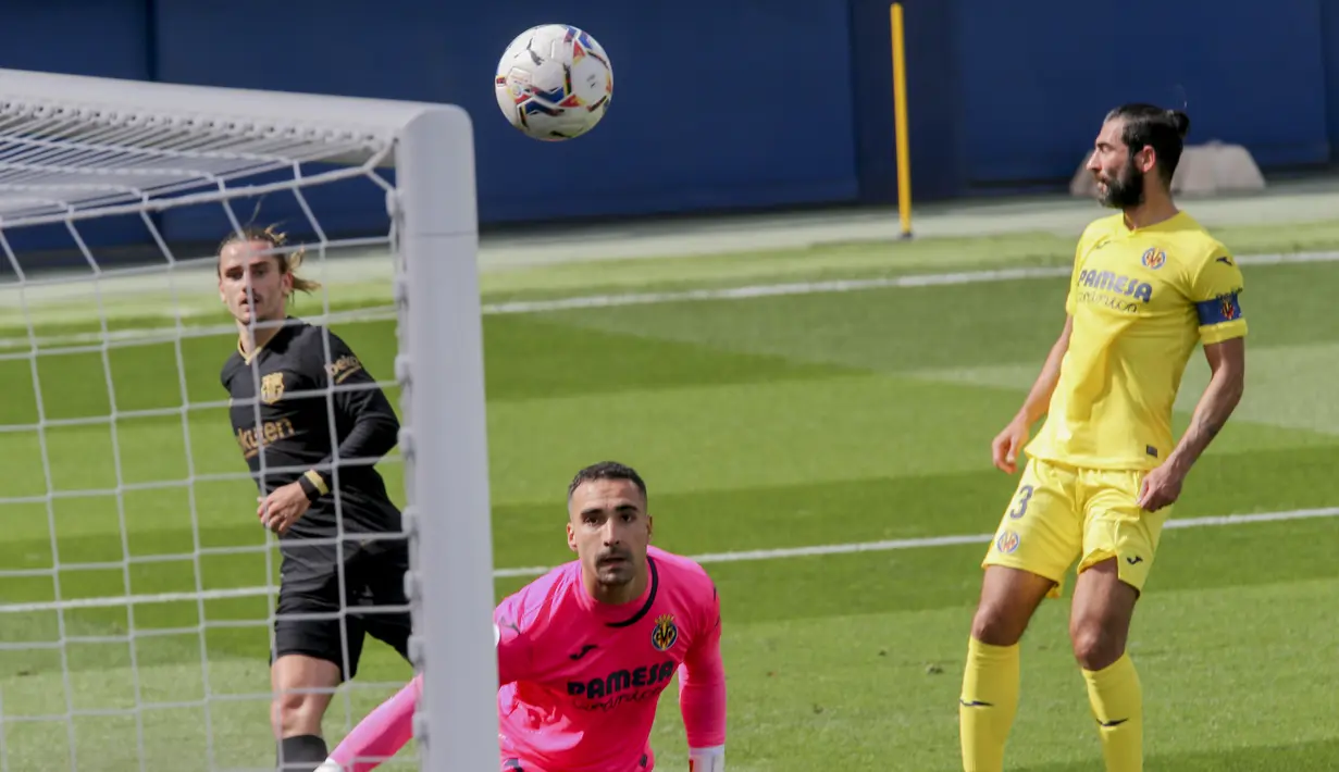Penyerang Barcelona, Antoine Griezmann saat mencetak gol ke gawang Villarreal pada pertandingan La Liga Spanyol di stadion Ceramica di Villarreal, Spanyol (25/4/2021). Griezmann mencetak dua gol dan mengantar Baracelona menang tipis 2-1 atas Villarreal. (AP Photo/Alberto Saiz)