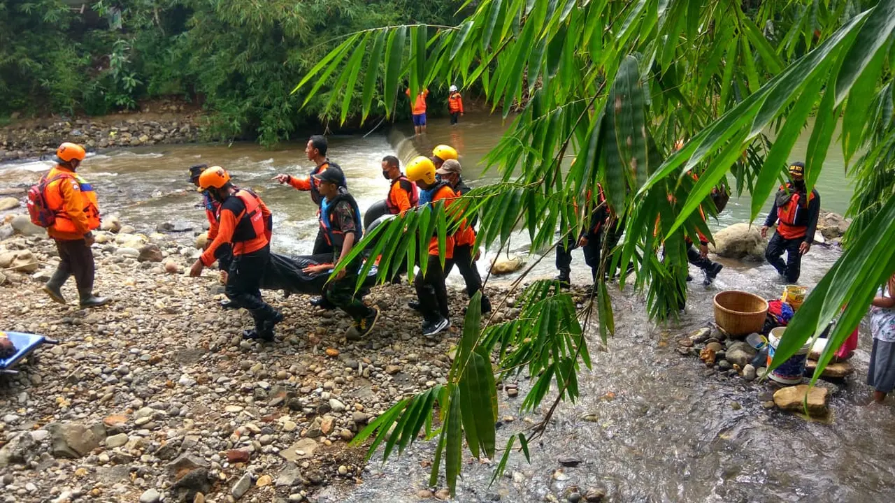 Enam organisasi kemanusiaan dan kebencanaan latihan bersama penanganan bencana di Sumpiuh, Banyumas. (Foto: Liputan6.com/Eddy Wahono)