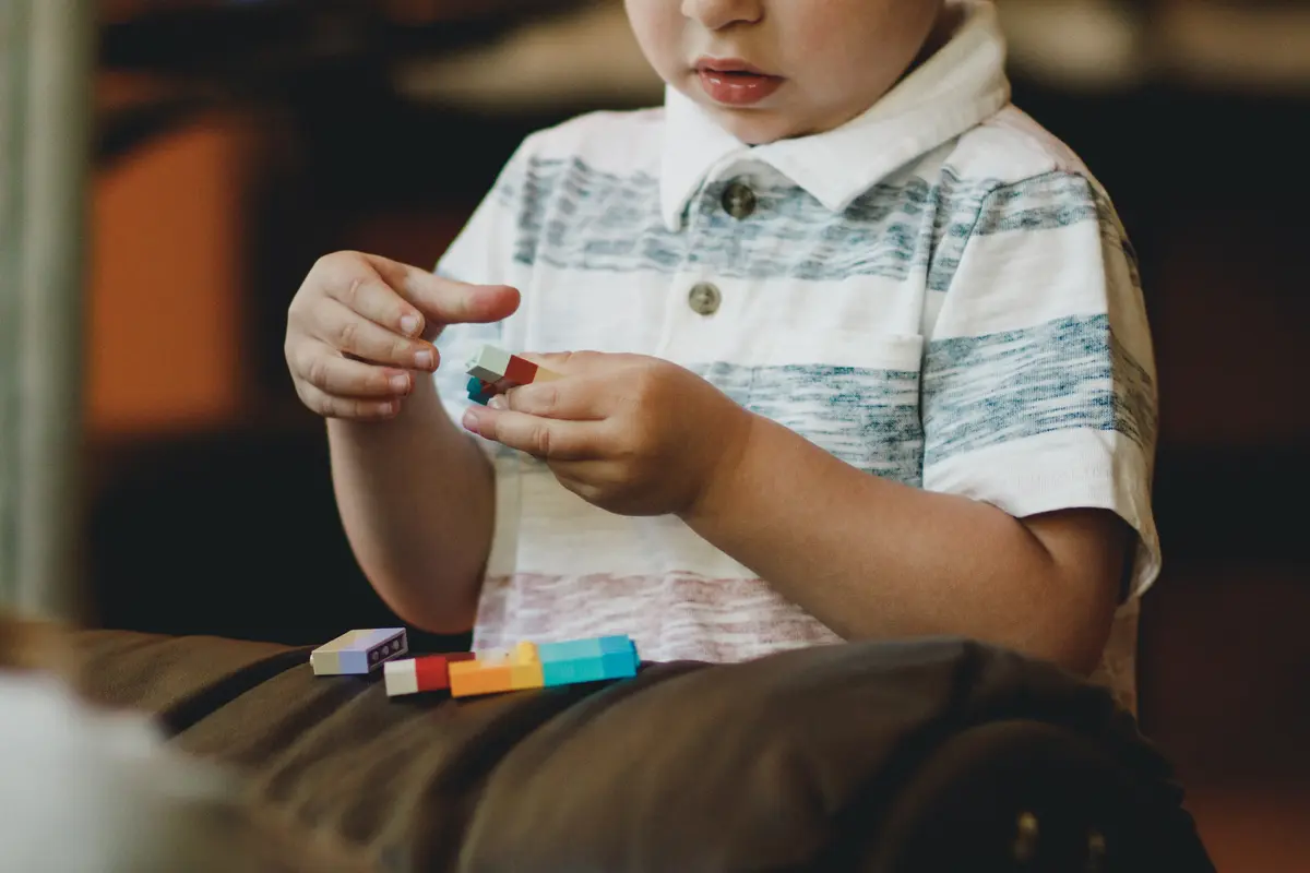 Ilustrasi anak autisme. Photo by Caleb Woods on Unsplash