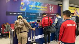 Antrian stan informasi SEA Games 2023 Kamboja di Bandara Internasional Phnom Penh, Kamboja, pada Jumat (28/4/2023). Proses registrasi berupa penempelan hologram untuk kontingen dan wartawan. (Bola.com/Abdul Aziz)