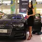 Dua orang model berpose di samping mobil sedan ukuran sedang The All New Audi A4 yang baru diluncurkan di Jakarta, (1/6). Ada 2 varian A4 yang menawarkan berbagai keunggulan kelas atas dengan harga dibanderol mulai Rp 900 juta. (Liputan6.com/Angga Yuniar)