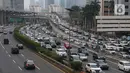 Suasana kepadatan arus lalin di sekitar pintu masuk Tol Dalam Kota Jalan Gatot Subroto, Jakarta, Jumat (29/5/2020). Meski masa Pembatasan Sosial Berskala Besar (PSBB) di Jakarta baru akan diumumkan 4 Juni mendatang, namun jalanan Ibu Kota mulai dipadati kendaraan. (Liputan6.com/Helmi Fithriansyah)