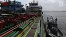 Dua kapal berjenis motor tanker dan kapal ikan yang diamankan petugas Badan Keamanan Laut (Bakamla) RI di perairan Teluk Jakarta, Jumat (1/2). Kapal tanker itu diduga telah melakukan transfer BBM ke kapal ikan sekitar 41 ton. (Liputan6.com/Angga Yuniar)