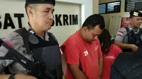 Kedua pasutri di Kendari, ditangkap usai membobol ATM berbekal KTP milik korban.(Liputan6.com/Ahmad Akbar Fua)
