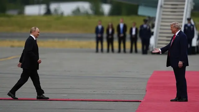 Presiden Donald Trump menyambut Presiden Rusia Vladimir Putin di Pangkalan Gabungan Elmendorf-Richardson, Alaska, Amerika Serikat, Jumat (15/8/2025).