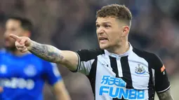 The Magpies berhasil menyamakan kedudukan. Berawal dari tendangan sudut yang dilakukan oleh Kieran Trippier langsung disambar pemain Newcastle yang kemudian mengenai pemain Everton. (AFP/Lindsey Parnaby)