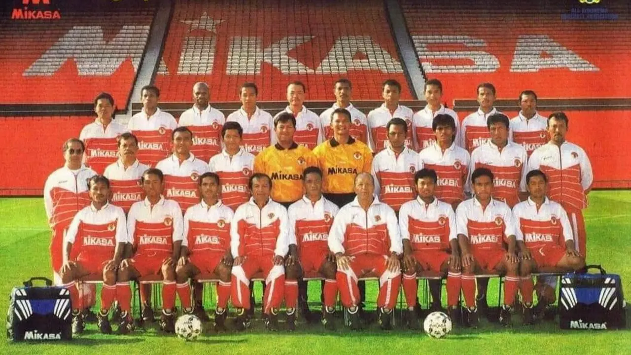 Henk Wullems bersama skuad Timnas Indonesia di SEA Games 1997.