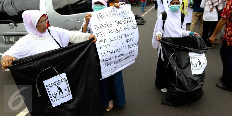 20161104-Aksi Simpatik Relawan Punguti Sampah Di Tengah Demo-Jakarta