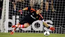 Iker Casillas, berhasil mengantisipasi sebuah tendangan dalam laga persahabatan melawan Santos Laguna di Stadion Sam Boyd, 5 Agustus 2012, Las Vegas, Nevada. Real Madrid menang 2-1.(David Becker/Getty Images)