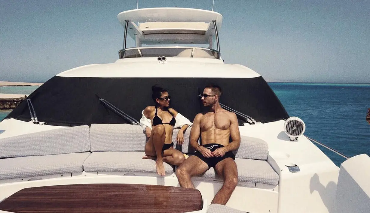 Foto tersebut terlihat sedikit familiar karena Kourtney pun mengenakan bikini yang sama saat bersama dengan kakasihnya Younes Bendjima pada Agustus 2017 lalu. (instagram/kourtneykardash)