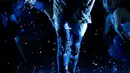 Aksi Justin Bieber saat menyanyikan lagu berjudul "Sorry" pada American Music Awards 2015 di Los Angeles, California (22/11). Album terbarunya Purpose mengalahkan album One Direction. (REUTERS/Mario Anzuoni)