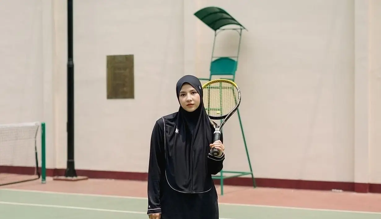 Tidak menerawang dan ketat, pakaian yang dirilis Natasha Rizky ini terlihat syari untuk penggunanya  [instagram/natasharizkynew]